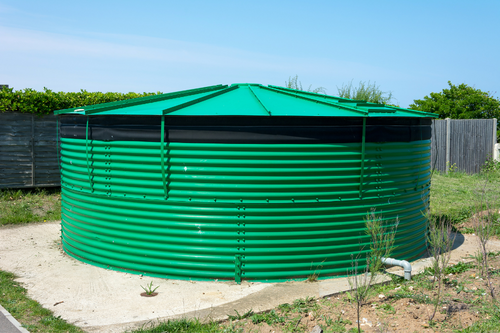 Galvanised water storage tank protected by a tank liner Galvanised water storage tank protected by a tank liner